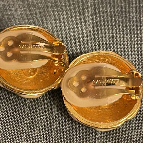 Gay Boyer clip on earrings - Picture 4 of 7